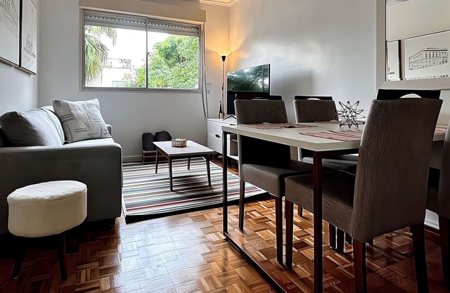 2 bdrm apt w/ office near Moinhos Park