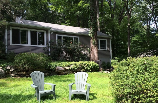 2-bdrm w/ Deck 1 Hr. from NYC!