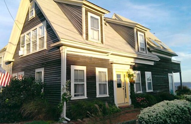 2 bdrm waterfront condo located in Ptown’s quiet East End. Oct. 4 to 9 open!