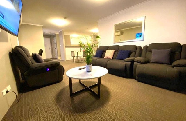 2 Bed 2 Bath Apartment in Braddon, Canberra - Pool, Gym and Free Parking