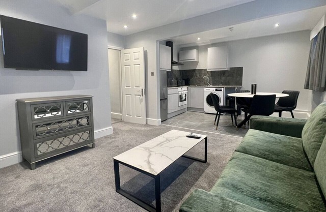 2 Bed/2 Bath Brand New Flat, Sky TV, Air Con
