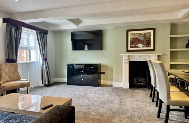 2 Bed/2 Bath Brand New Modern Flat with Air Con