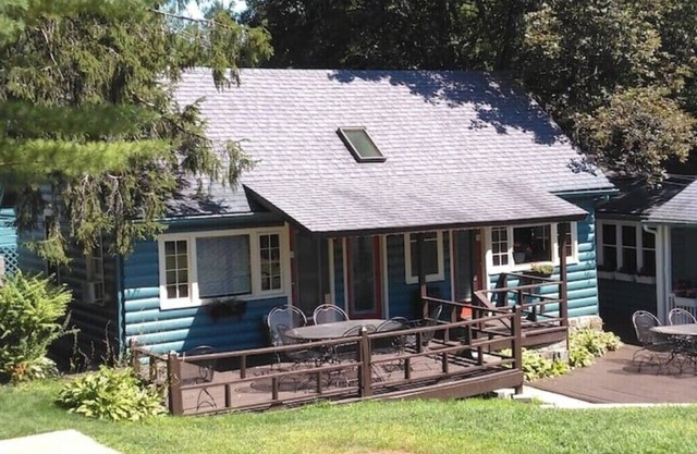 2 Bed/2 bath cabin w/Lake George access