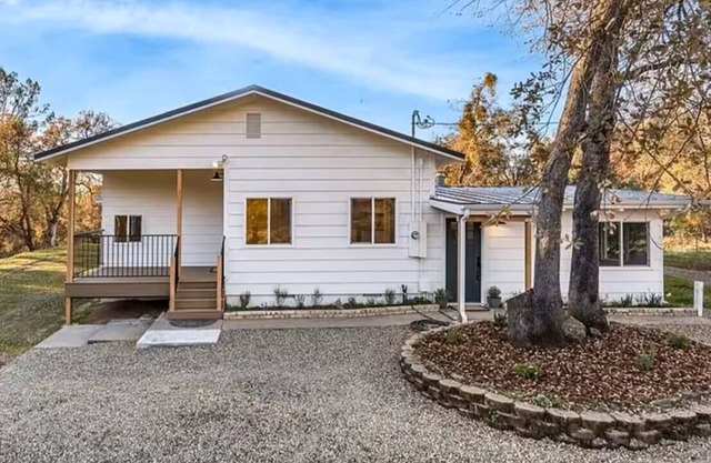 2 bed/2 bath home, 50 minutes to the Yosemite Valley entrance