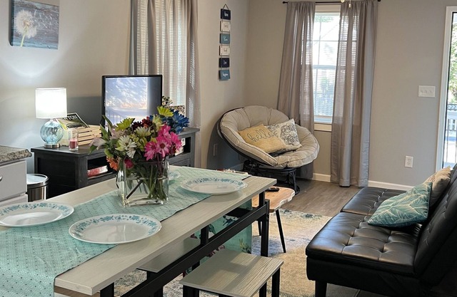 2 bed/2 bath less than 1/2 mile from the square