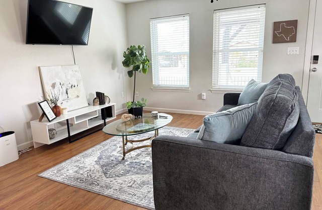 2 bed 2 bath Modern Farmhouse in Old Town Spring