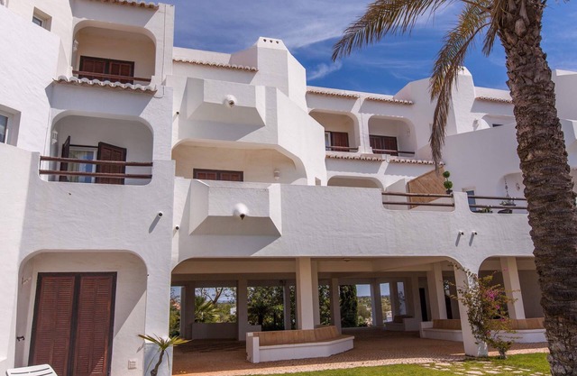 2 BED, 2 BATH WITH LARGE SOUTH FACING BALCONY, FREE WIFI & UK TV!