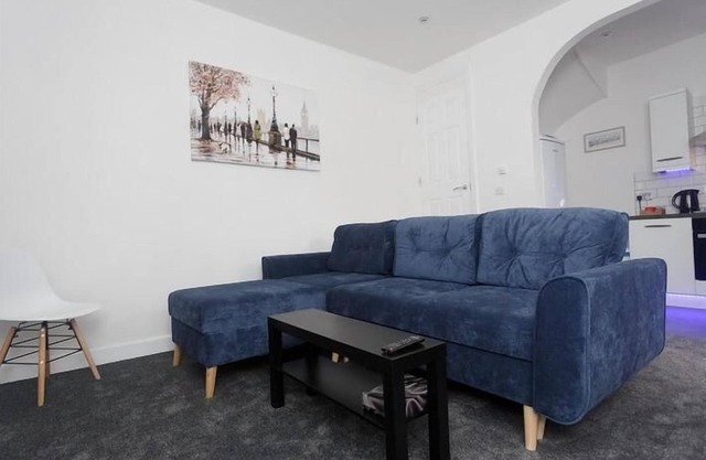 2 bed apartment /2 bath 2 mins walk from Hospital