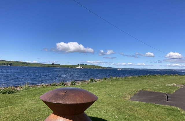2 Bed apartment, great location, free parking