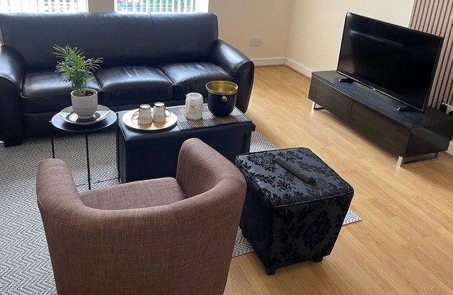 2-Bed Apartment - Sleeps 4 - Street Parking - WiFi