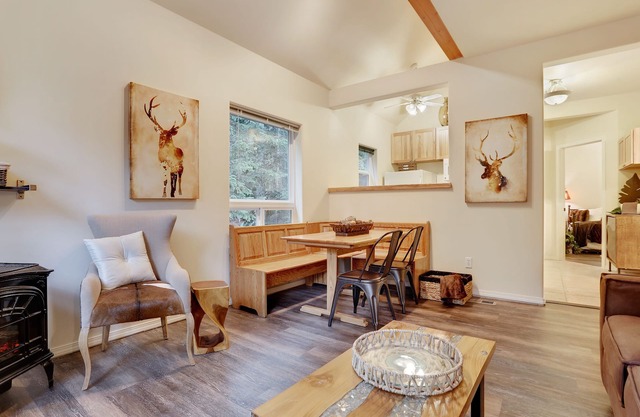 2-Bed Apt Sleeps 6, dogs welcome, fast internet