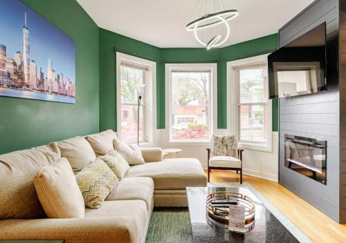 2 Bed Apt w/Office, Free Parking, Near Wrigley