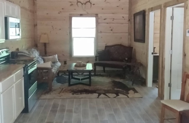 2 bed cabin tucked in the woods, 1 mile from lake texoma