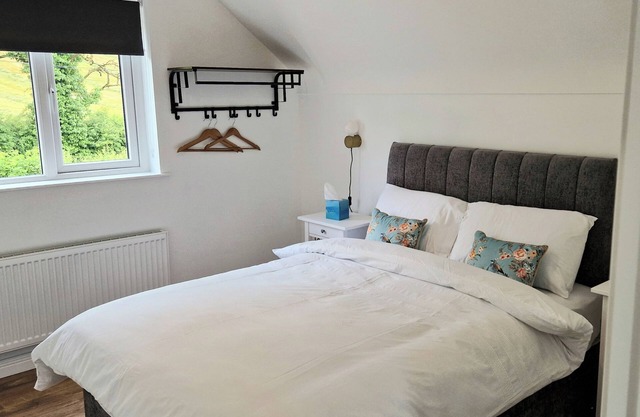 2 Bed cottage-Sleeps 4-Private Garden-Parking