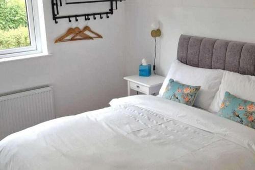 2 Bed cottage-Sleeps 4-Private Garden-Parking