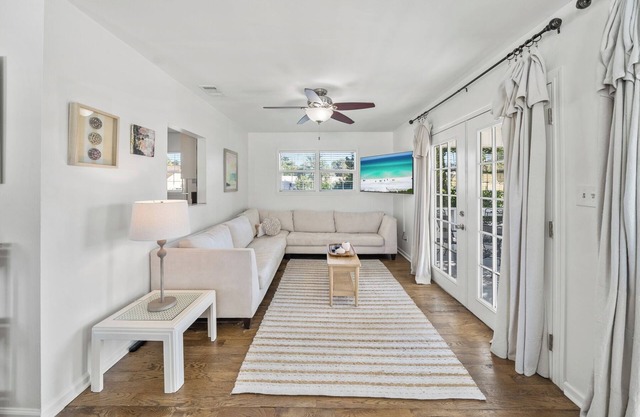 2 Bed Dog Friendly House in Laguna Beach by Thomas Donut & Carousel w/Golf Cart