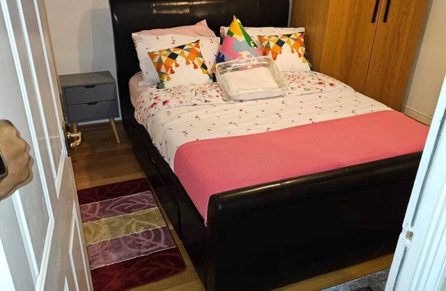 2 Bed Flat - Sleeps 4 - Parking - Garden - Wifi