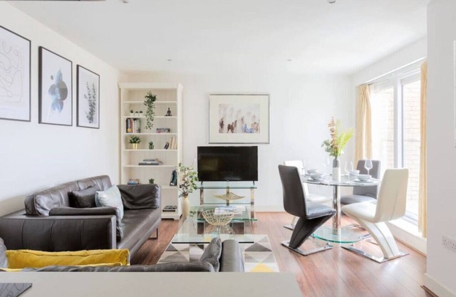 2 Bed Flat with Balcony in Acton