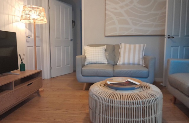 2 bed Garden Apartment walk to cafe's dining dog beach close to uni & hospital