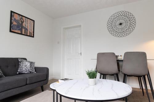 2 bed home sleeping 3 people fully equipped located in Radcliffe Manchester - Stand Up and Shout
