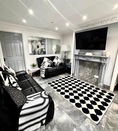 2 bed house sleeps 4-5