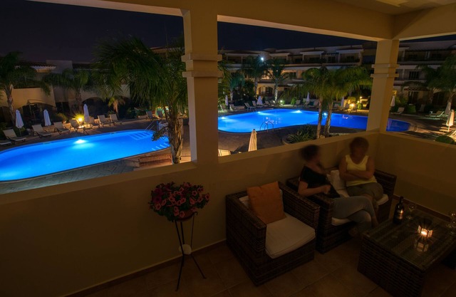 2 Bed Luxury Apartment Overlooking The Lush Gardens And Pools. With Spa And Gym For Guests