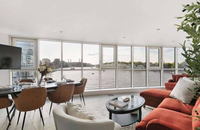 2 bed riverside flat with breath taking views