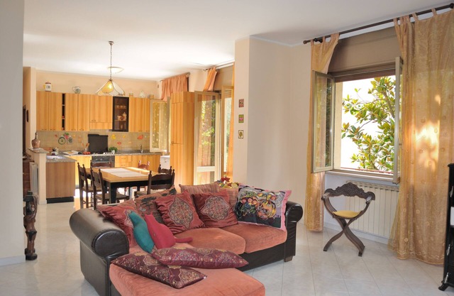 2 bed room apartment, living room with fireplace