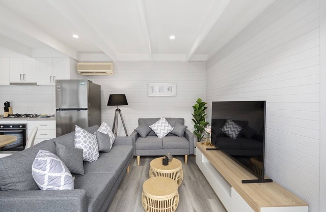 2-Bed Rosebud Apartment with BBQ & Garden