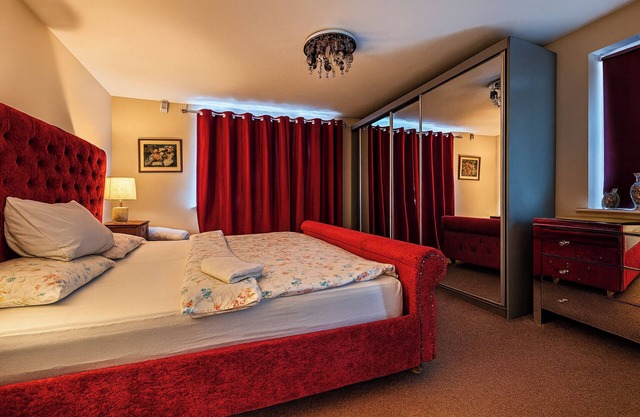 2 Bed-Sleeps 5-Private Garden-Free Parking