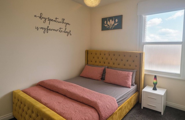 2 Bed - Sleeps 6 - Private Balcony - City Centre