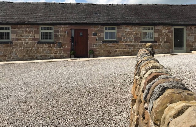 2 Bed Stylish Cottage Barn Alton Tower Polar Bears Peak District