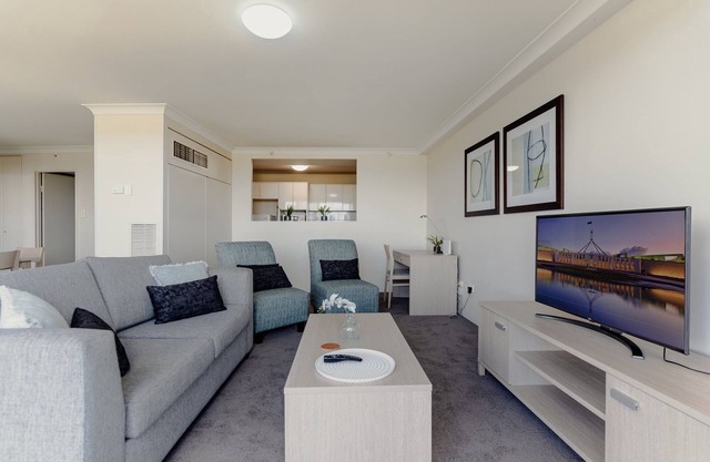 2-Bed with Gym, Tennis Court & Stunning Lake Views