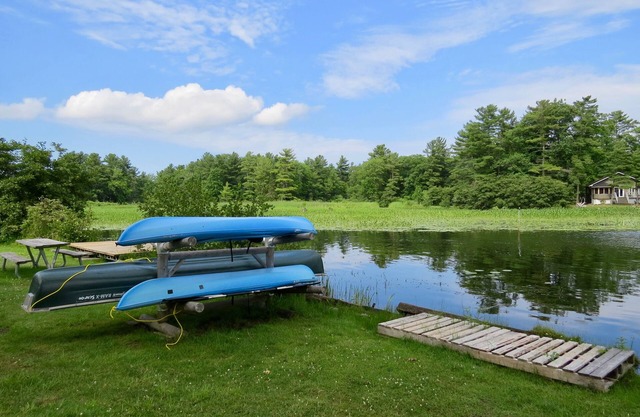 2 BEDRM WATERFRONT COTTAGE, CANOE, KAYAKS, WIFI