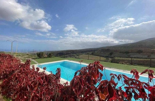 2 bedroom cottage with pool and views