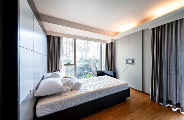 2-bedroom condo in phenomenal Krung Thep Maha Nakhon with AC, fitness room