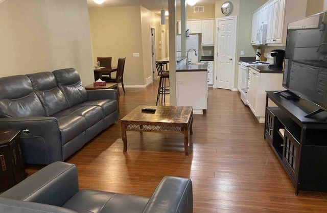 2 Bedroom 1/2 Block From Mosiac and Pasqua Hospital