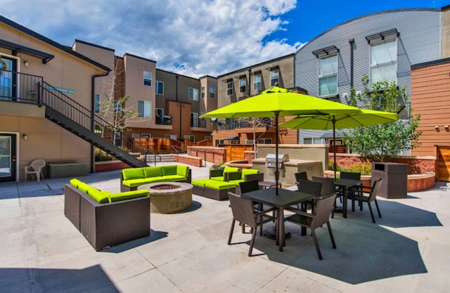 2 Bedroom 2.5 Bath Apt, Gym, King Beds, Garage 203