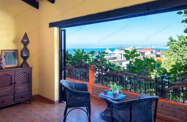 2 bedroom/2 bathrooms with stunning beach views!