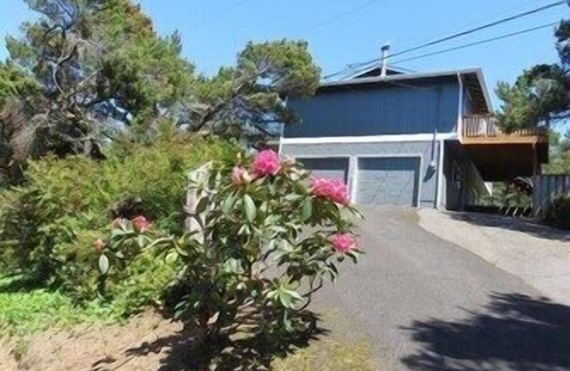 2 Bedroom, 2 bath, 2 car garage, on private lot with fenced yard - Osprey Pines