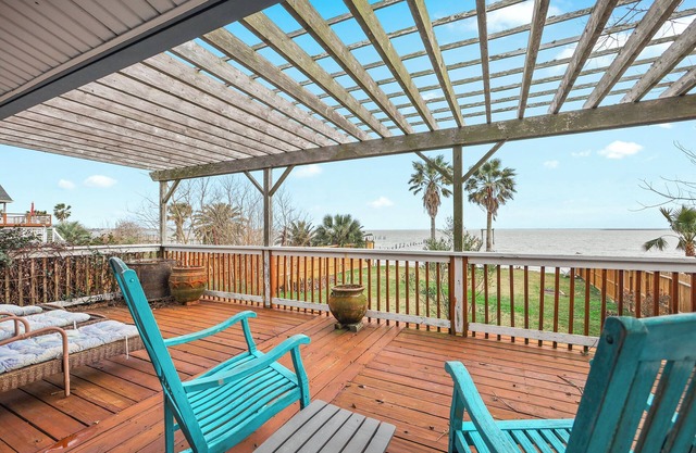 2-bedroom 2 bath.4 beds total Amazing Waterfront condo w/310 ft lit pier