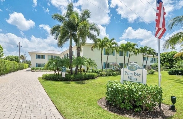 2 bedroom/2 bath condo steps away from Moorings Private Beach Club in Naples