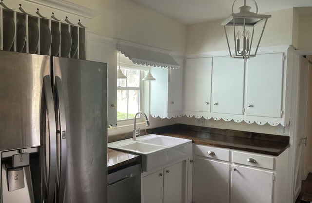 2 bedroom 2 bath cottage with garage, dog friendly