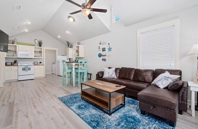 2 bedroom 2 bath cottage sleeps 6! Community Pool