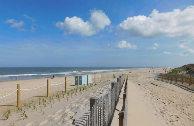 2 Bedroom/2 Bath Oceanblock w/Linens, Steps to the Beach, Bus Stop To Boardwalk
