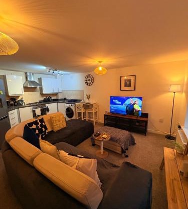 2 bedroom 2 bathroom ground floor apartment in central location