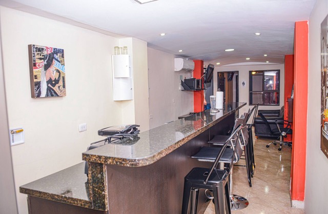 2 Bedroom, AC, Hot Tub, 3 blocks from Parc Lleras guests no charge
