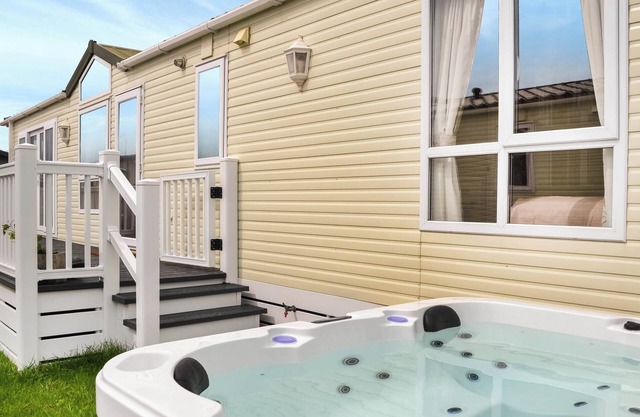 2 bedroom accommodation in Patrington Haven