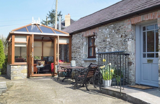 2 bedroom accommodation in Bronwydd Arms