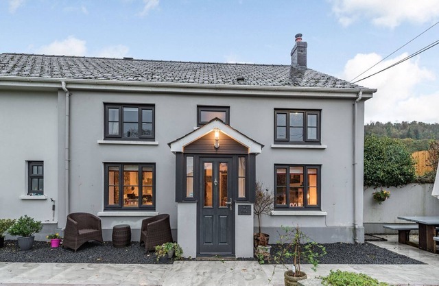 2 bedroom accommodation in Llanarthney
